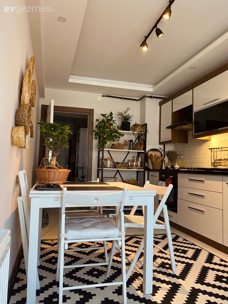 Mutfak, Rustik, Beyaz, Siyah, Mutfak tezgahı, Mutfak tezgah arası, Mutfak halısı, Mutfak masası, Sandalye, Geometrik desen, Desenler, Mutfak Avize Modelleri, Mutfak duvar dekorasyonu, Ev bitkisi, Saksı