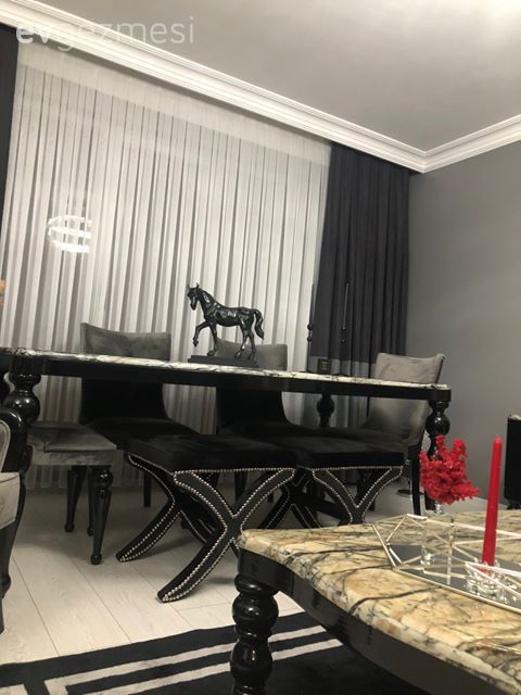 Salon, Siyah, Gri, Antrasit  , Beyaz, Orta sehpa, Sehpa, Fon perde, Perde, Tül perde, Ev tekstili, Gri duvar, Abajur, Aydınlatma, Yemek masası, Sandalye, Dekoratif Objeler, Bank, Halı, Salon halısı, Mum, Mumluk, Ev Aksesuar, Sehpa üstü aksesuarı