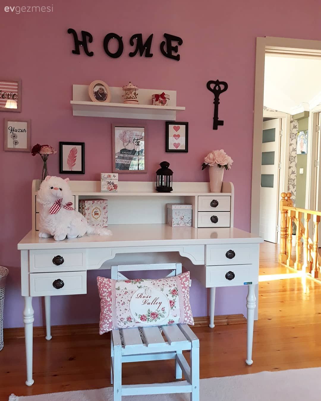 Çocuk Odası, Çalışma masası, Duvar dekorasyonu, Pembe, Beyaz, Halı