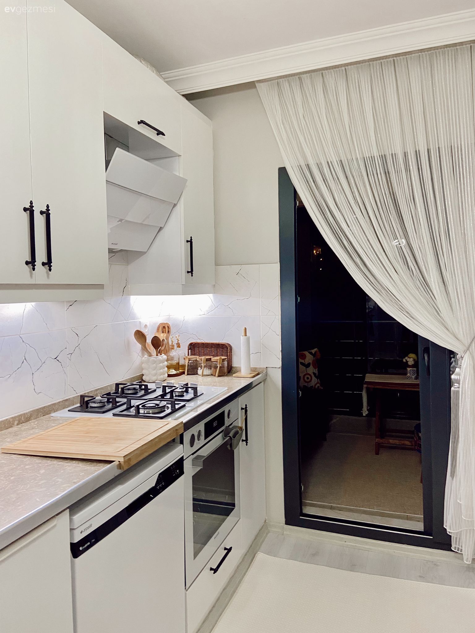 Lacivert ve Krem Uyumu Bu Evin Karakterini Belirleyen Detay