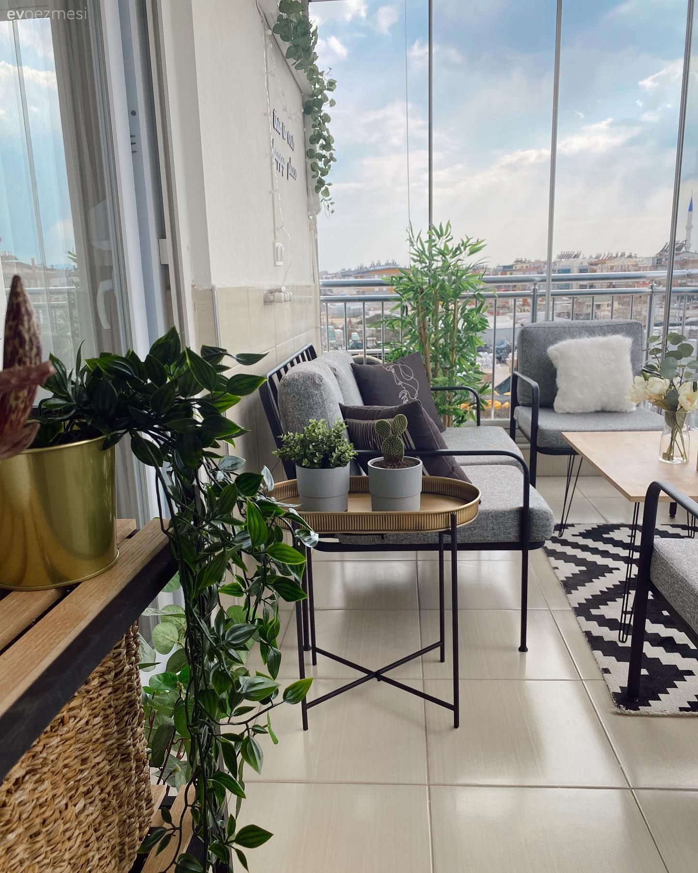 Ev Gezmesi: Antalya Güneşini Ferah Şekilde Selamlayan Bir Balkon!