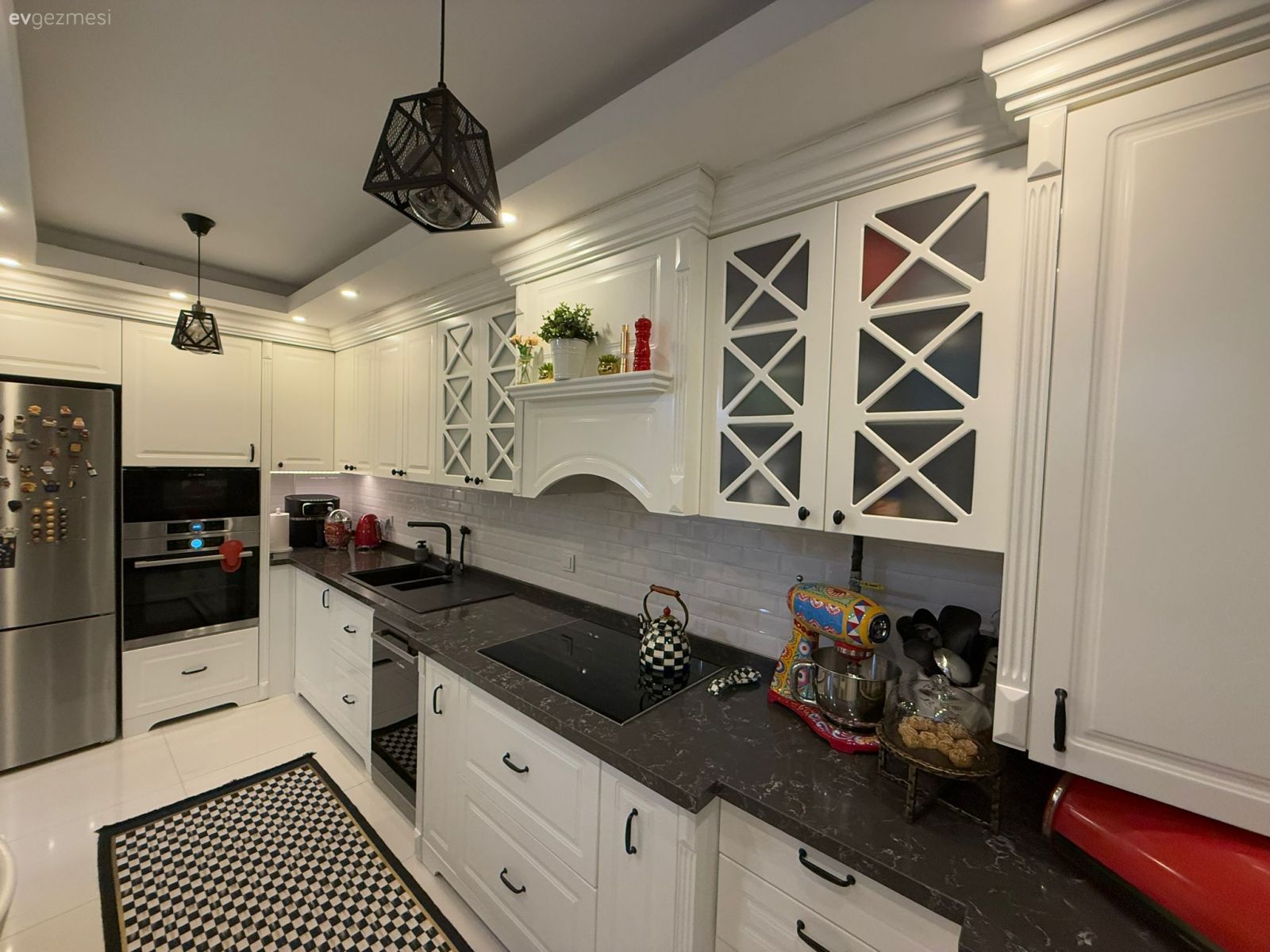 Mutfak, Beyaz, Siyah, Siyah tezgah, Mutfak tezgahı, Mutfak tezgah arası, Ankastre, Mutfak aksesuarları, Mutfak zemin seramikleri, Mutfak halısı, Mutfak Avize Modelleri