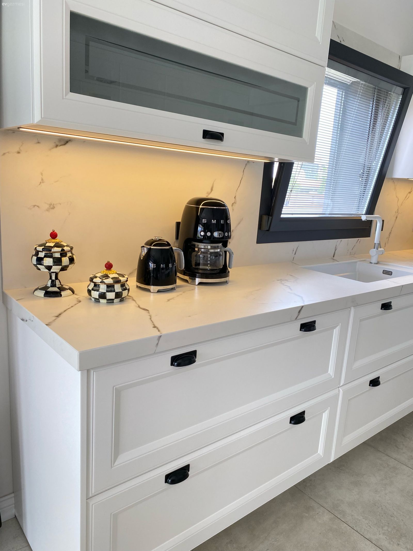 Mutfak, Beyaz, Shaker kapaklı dolaplar, Siyah, Mutfak tezgahı, Mutfak tezgah arası, Mutfak aksesuarları, Mutfak zemin seramikleri