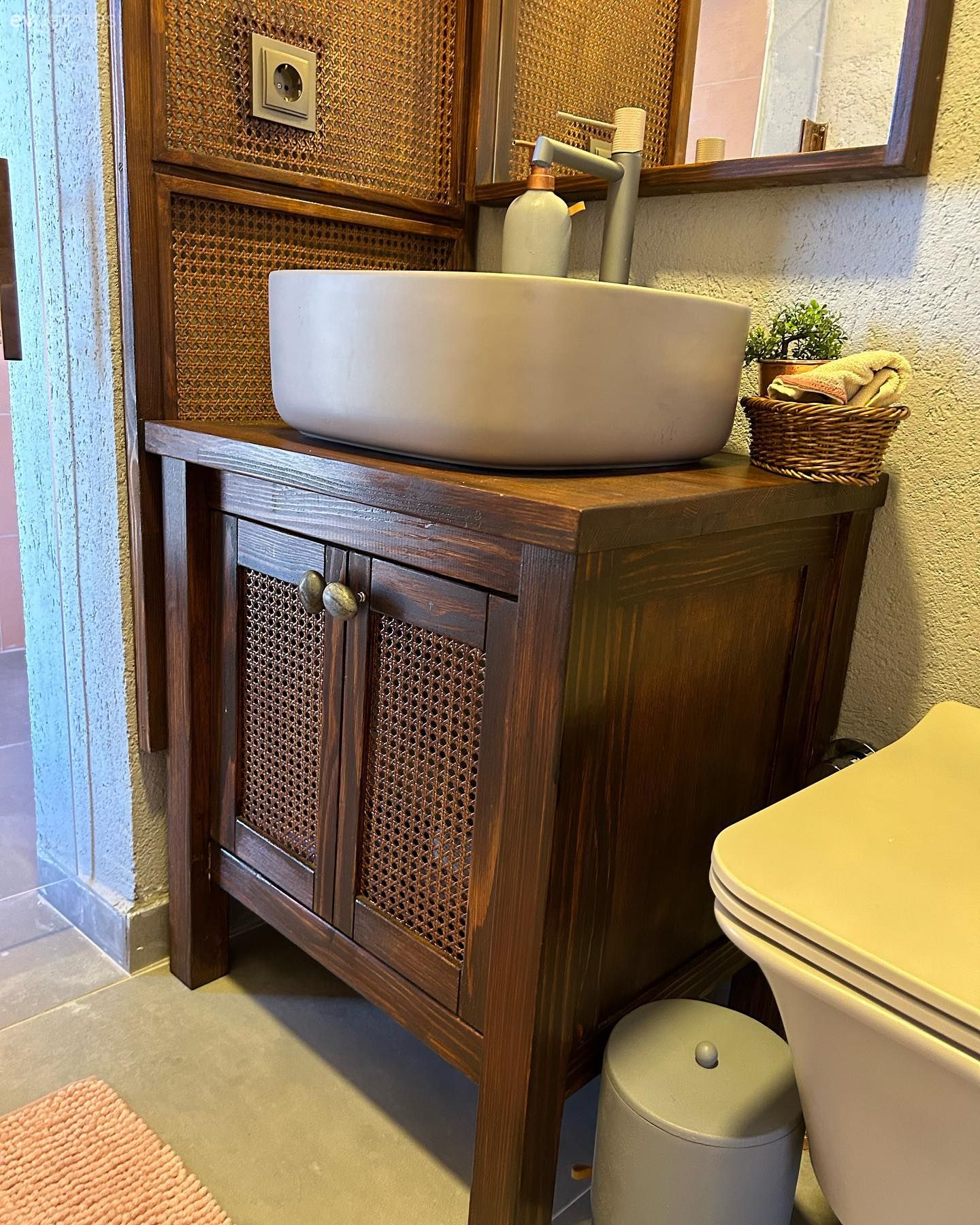 Banyo Dolabı Modelleri: Farklı Çeşitler ve Popüler Tasarımlar