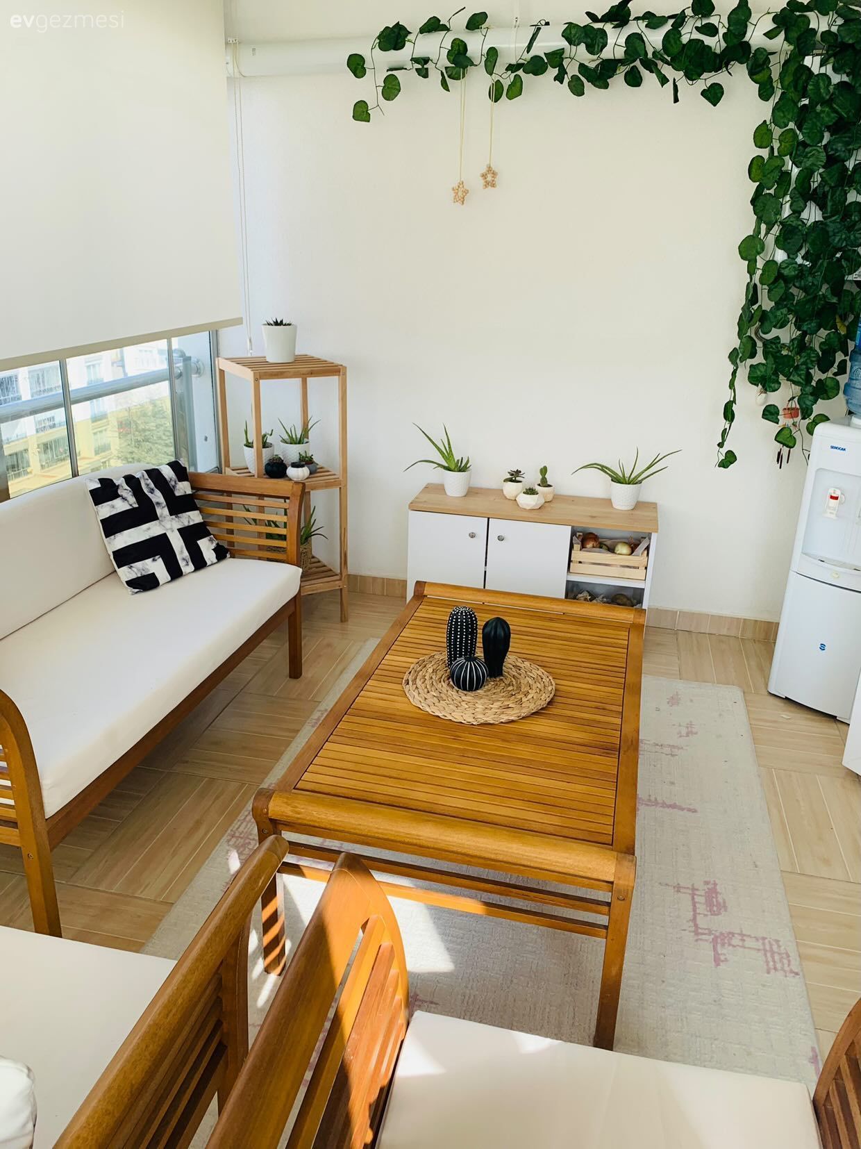 Balkon, Beyaz, Ahşap Mobilya, Balkon masası, Sandalye, Balkon halısı, Balkon perdesi, Ev bitkisi, Kırlent, Ev tekstili, Siyah- Beyaz