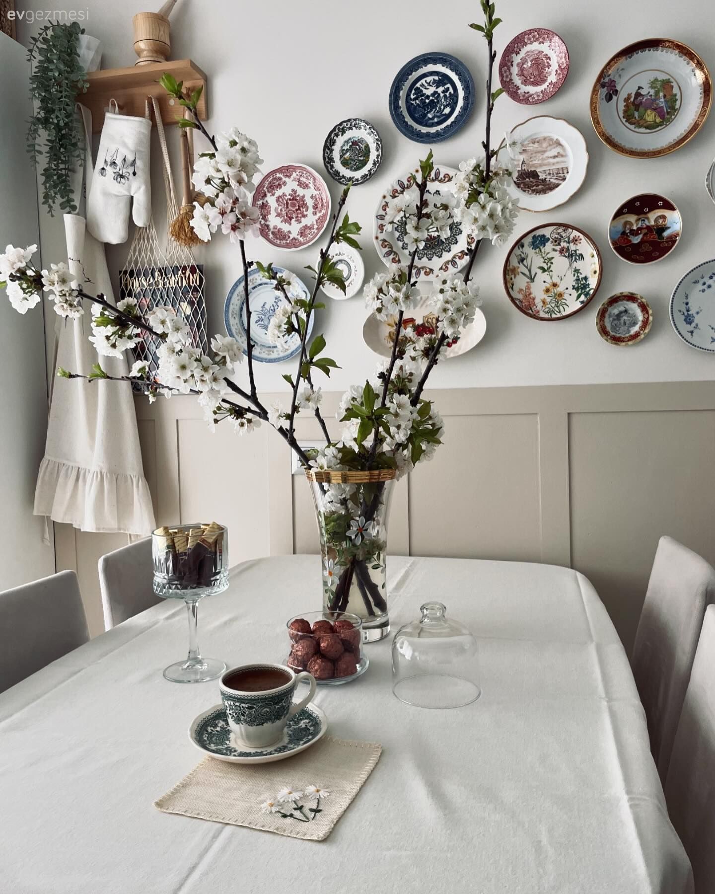 Ev Gezmesi: Duvar Tabaklarının Zarafetini Örneklendiren Bir Mutfak!