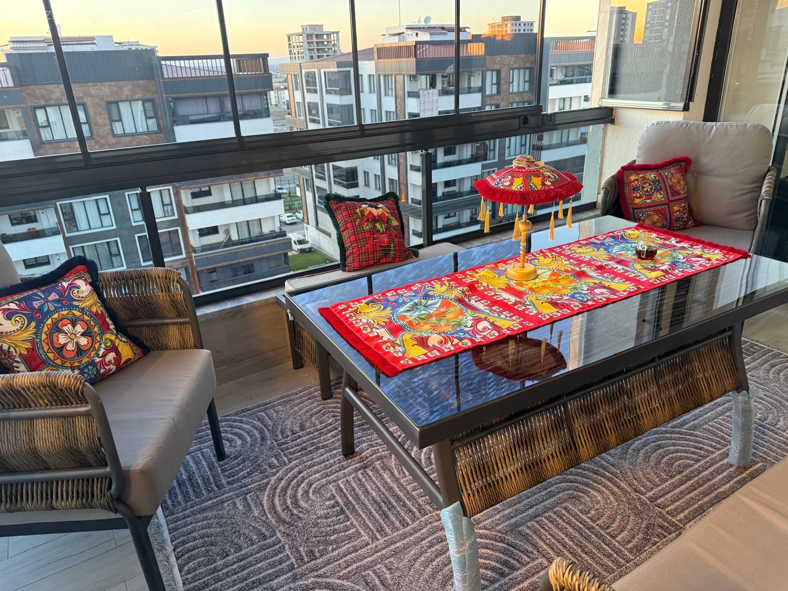 Kahve Köşesini İçine Alan Bir Diyarbakır Balkonu