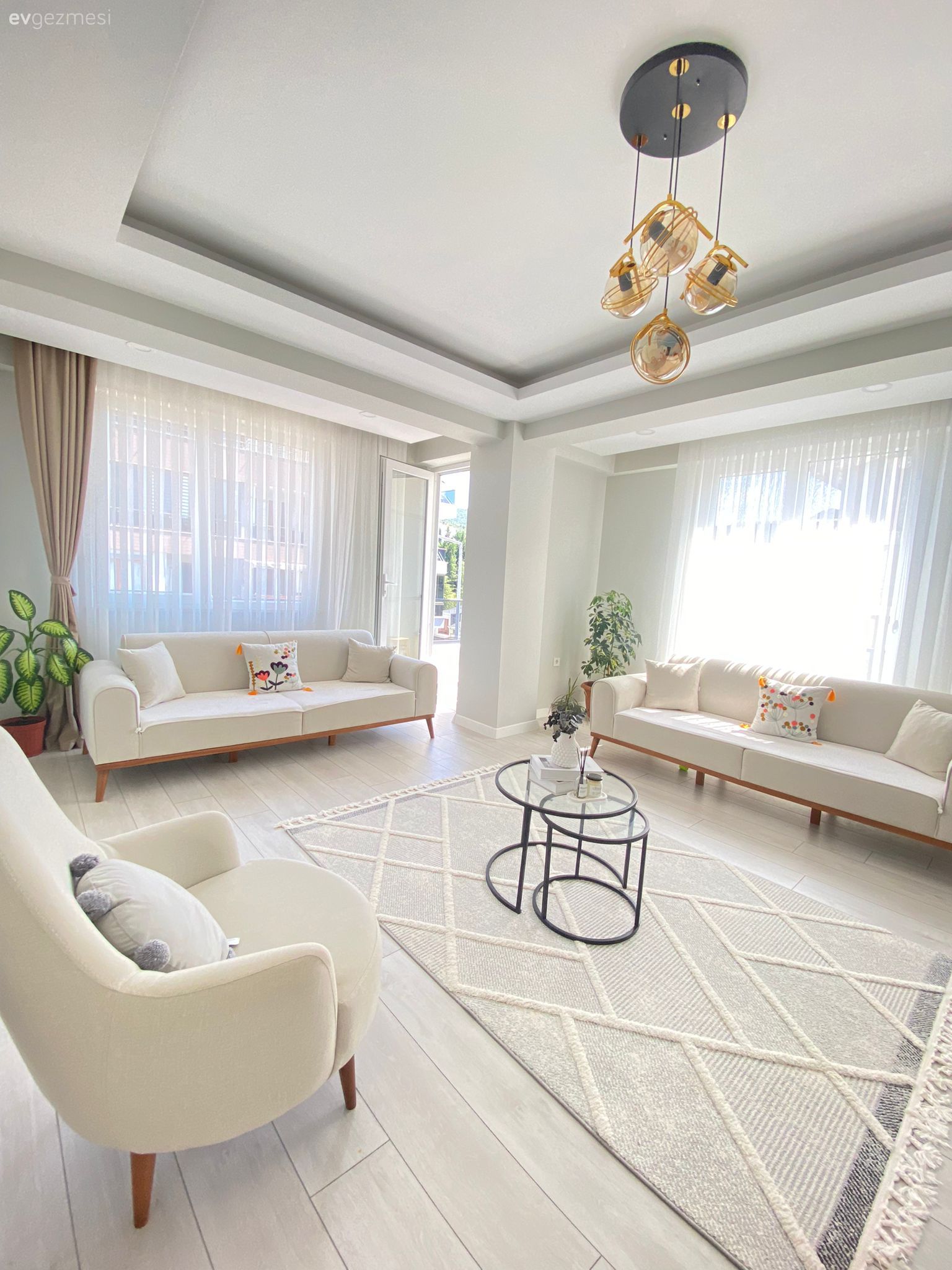 Salon, Modern, İskandinav, Beyaz, Bej, Krem, Koltuk takımı, Fon perde, Perde, Tül perde, Berjer, Orta sehpa, Sehpa, Halı, Salon halısı, Avize, Aydınlatma, Kırlent, Ev tekstili