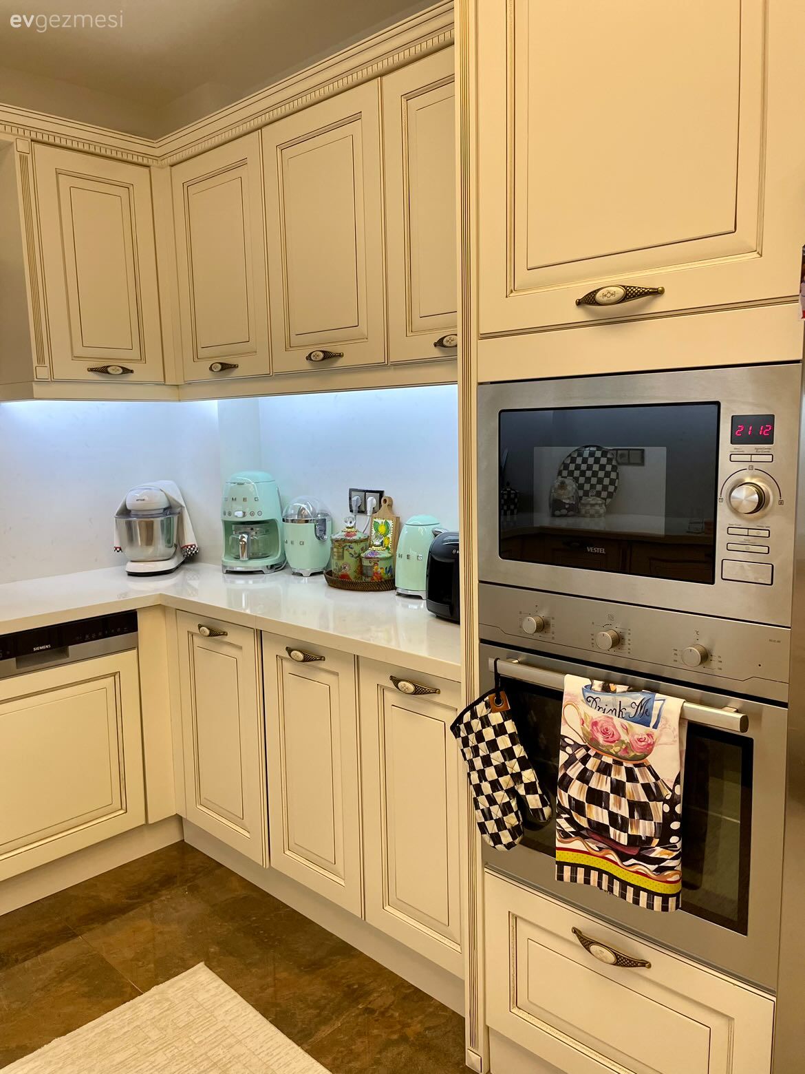 Mutfak, Country, Rustik, Beyaz, Krem, Rustik ankastre, Ankastre, Mutfak tezgahı, Mutfak tezgah arası, Tezgah arası doğal taş, Shaker kapaklı dolaplar, Mutfak aksesuarları, Mutfak zemin seramikleri