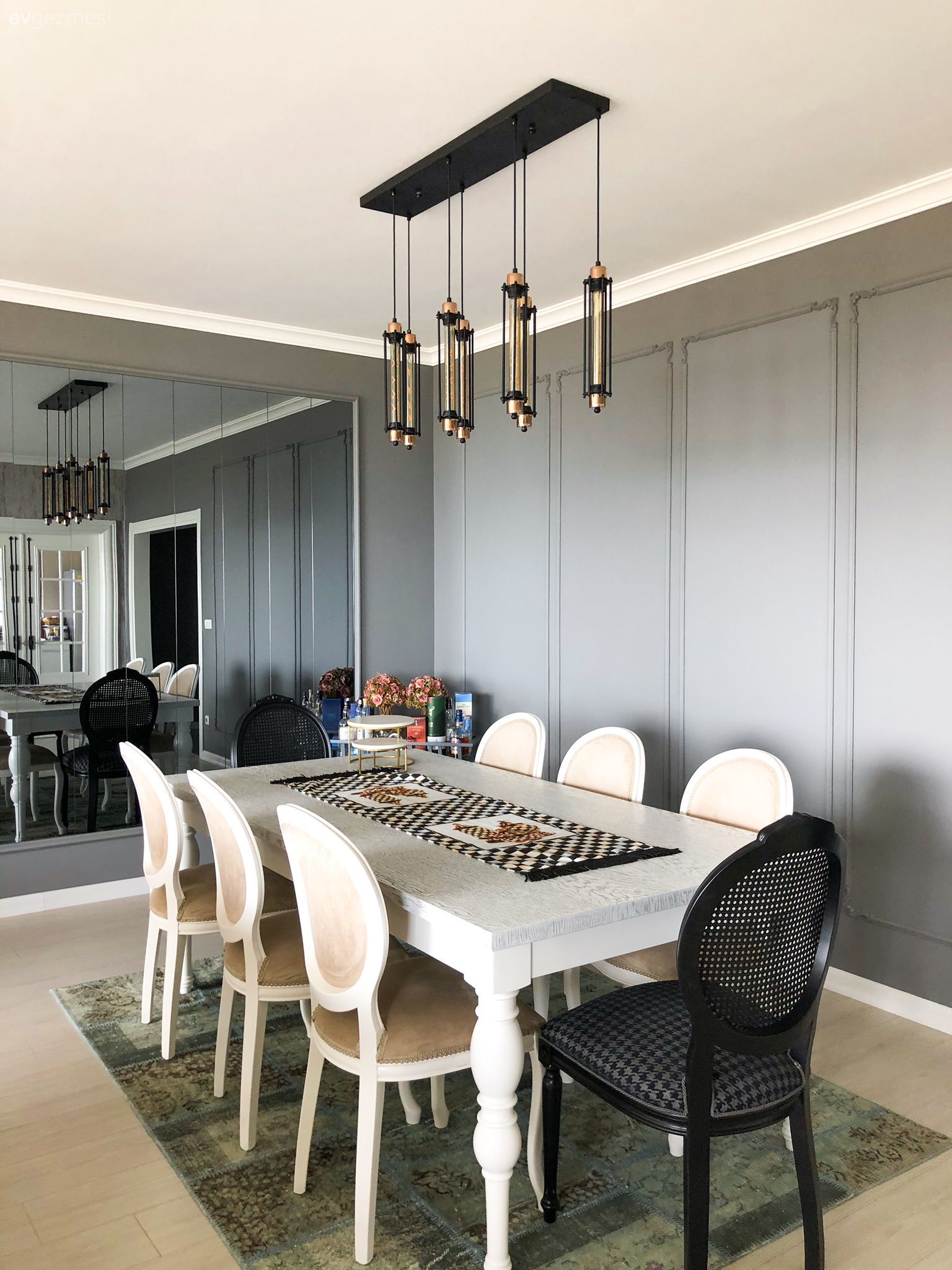 Yemek Odası, Siyah, Beyaz, Sandalye, Yemek masası, Duvar çıtalama, Avize, Aydınlatma, Salon avizesi, Duvar ayna kaplama, Ayna, Halı, Salon halısı