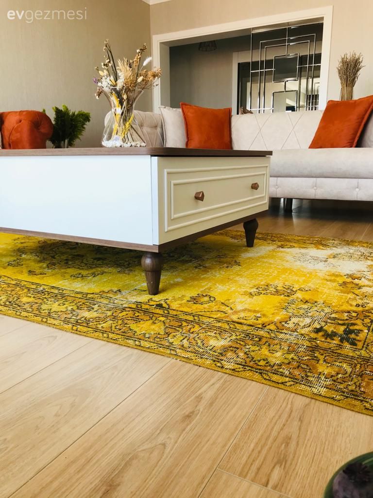 Beyaz, Kahverengi, Turuncu, Sarı, Orta sehpa, Sehpa, Halı, Koltuk takımı, Kırlent, Ev tekstili, Vazo, Ev Aksesuar