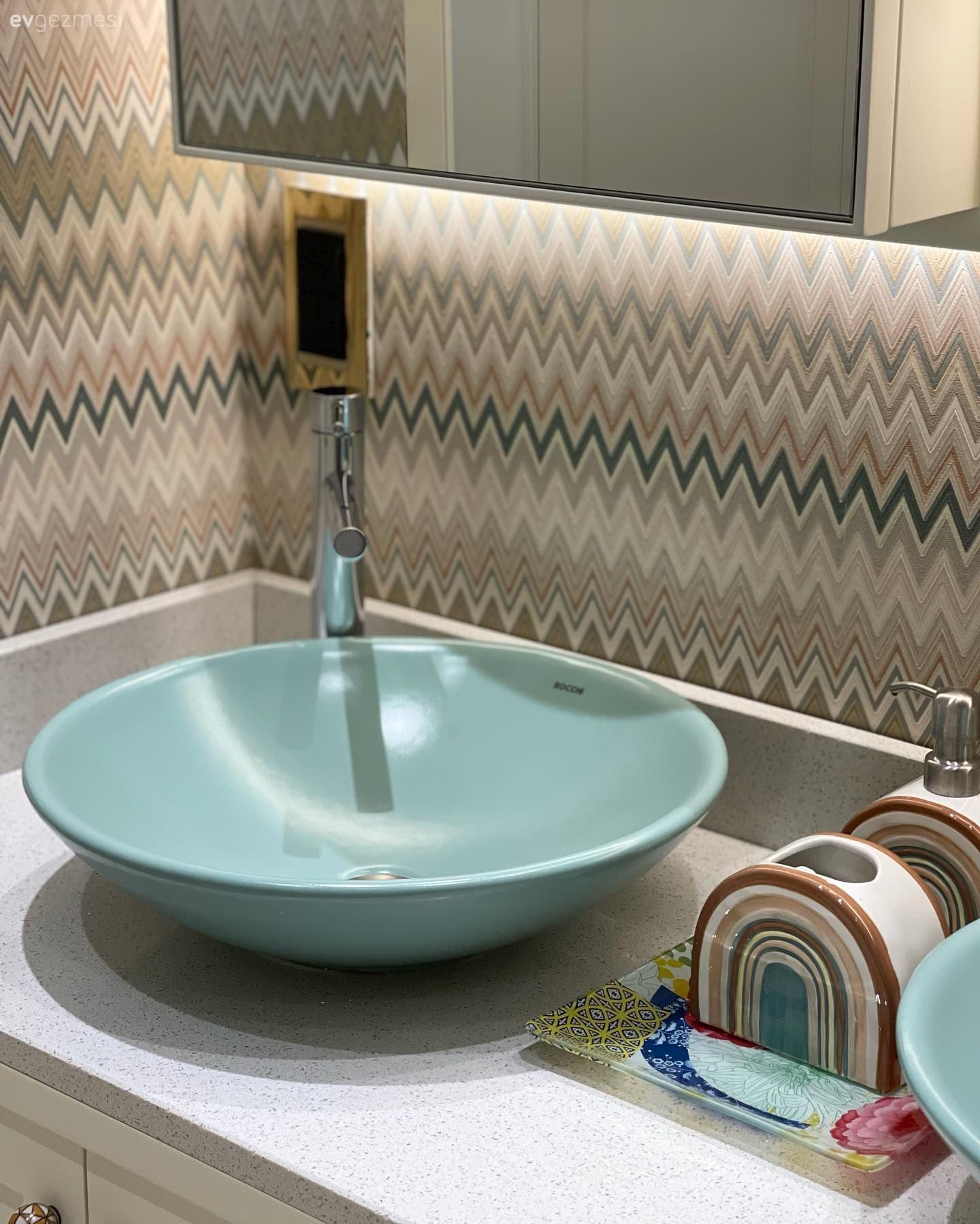 Retro Havayı İçine Çekmiş Bu Banyo Zevkli Seçimlerle Dolu!