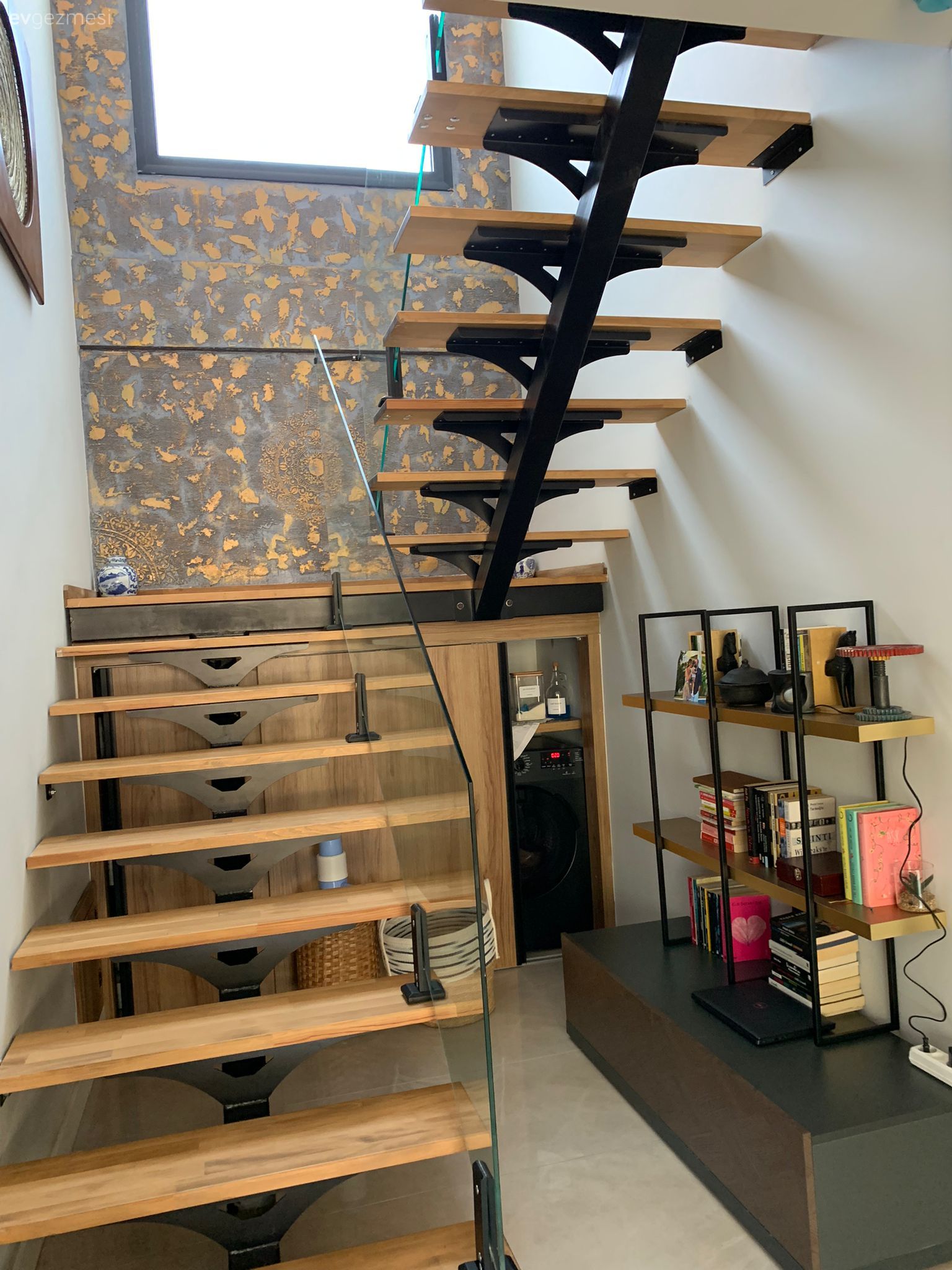 Kuşadası'ndaki Bu Evde Doğal Materyaller Koyu Pigmentlerle Buluşmuş!