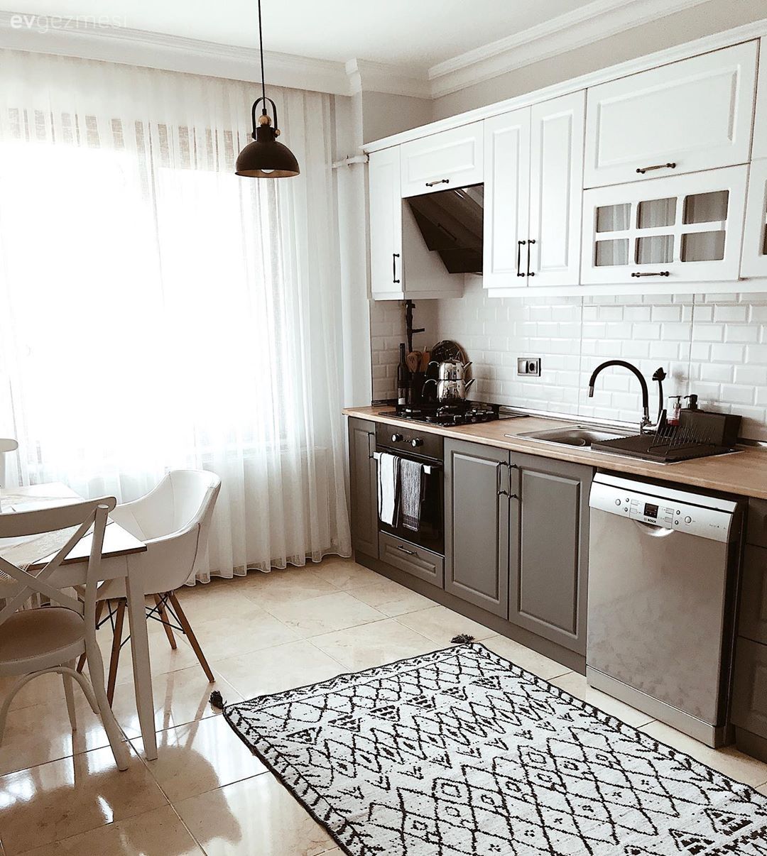 Mutfak, Beyaz, Gri, Mutfak tezgahı, Mutfak tezgah arası, Tezgah arası seramik, Mutfak halısı, Tül perde, Perde, Mutfak masası, Sandalye, Mutfak Avize Modelleri