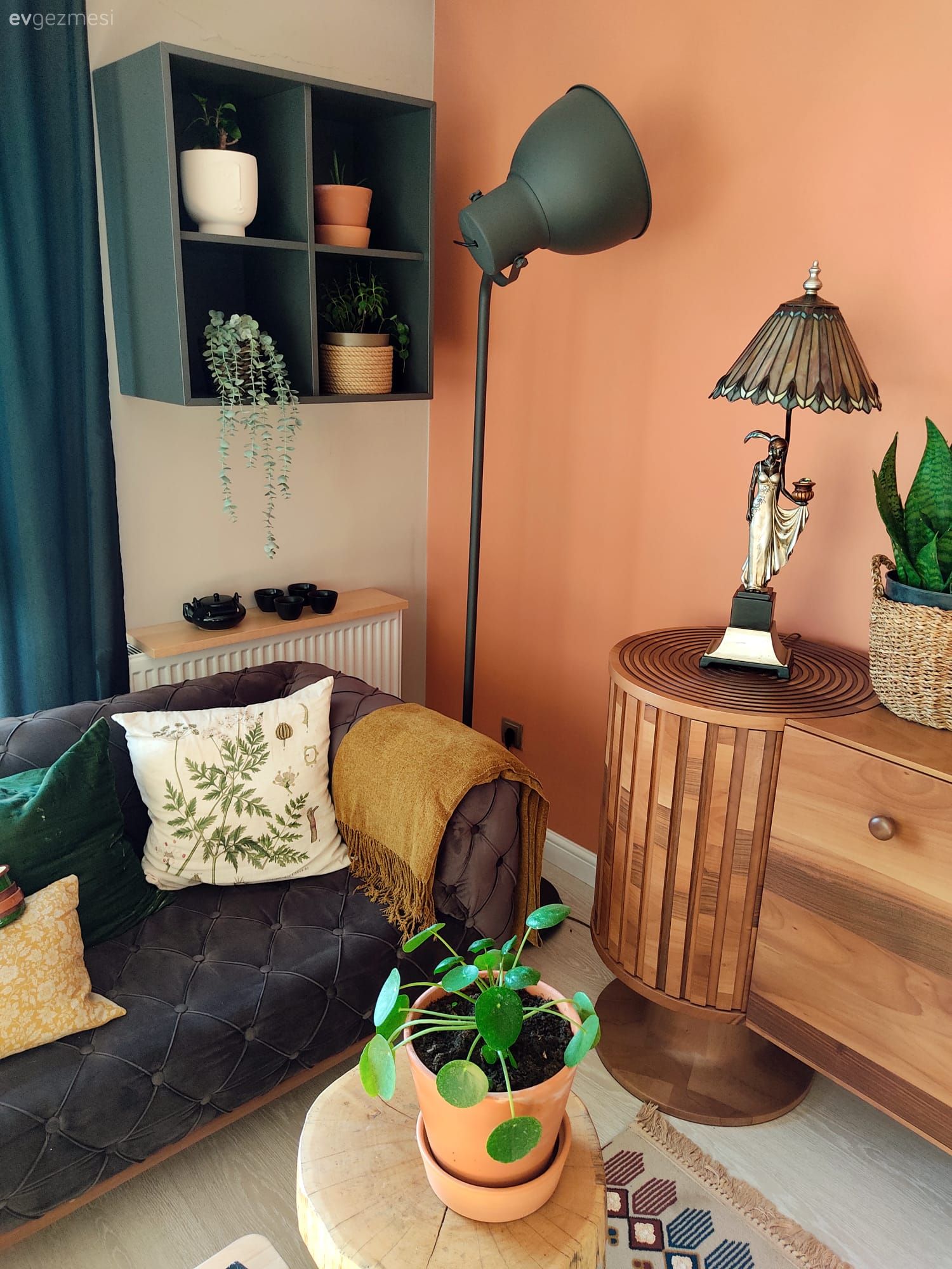 Salon, Bohem Dekorasyon, Turuncu duvar rengi, Gri, Turuncu, Koltuk takımı, Siyah, Fon perde, Perde, Duvar rafı, Duvar dekorasyonu, Konsol, Konsol üzeri dekoratif objeleri, Ahşap Mobilya, Orta sehpa, Sehpa, Halı, Salon halısı, Yan sehpa, Ev bitkisi, Lambader, Aydınlatma