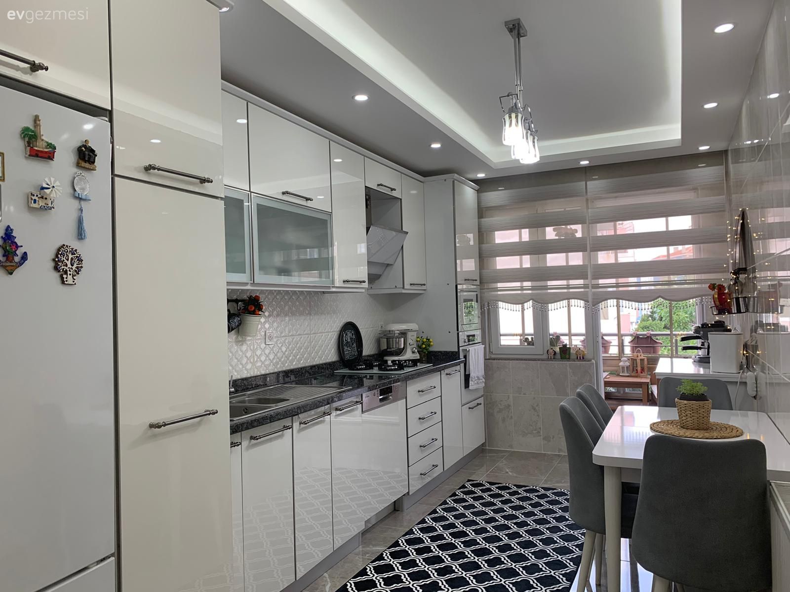 Mutfak, Beyaz mutfak, Siyah, Mutfak Avize Modelleri, Mutfak tezgahı, Mutfak tezgah arası, Led aydınlatma, Aydınlatma, Mutfak halısı, Geometrik desen, Desenler, Mutfak masası, Sandalye