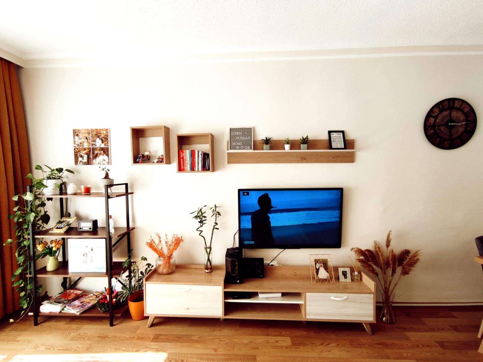 Tv ünitesi, Tv ünitesi aksesuarları, Ev Aksesuar, Ahşap Mobilya, Kitaplık, Parke, Vazo, Fon perde, Perde