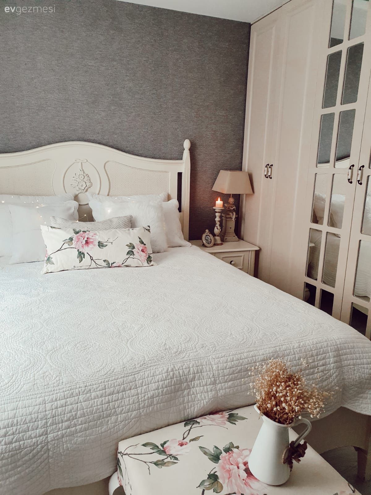 Yatak Odası, Country, Country yatak odası, Beyaz, Gri duvar, Çiçekli desen, Desenler, Komodin, Abajur, Aydınlatma, Şamdan, Ev Aksesuar, Jüt halı, Halı, Vazo, Puf, Yatak örtüsü, Gardrop