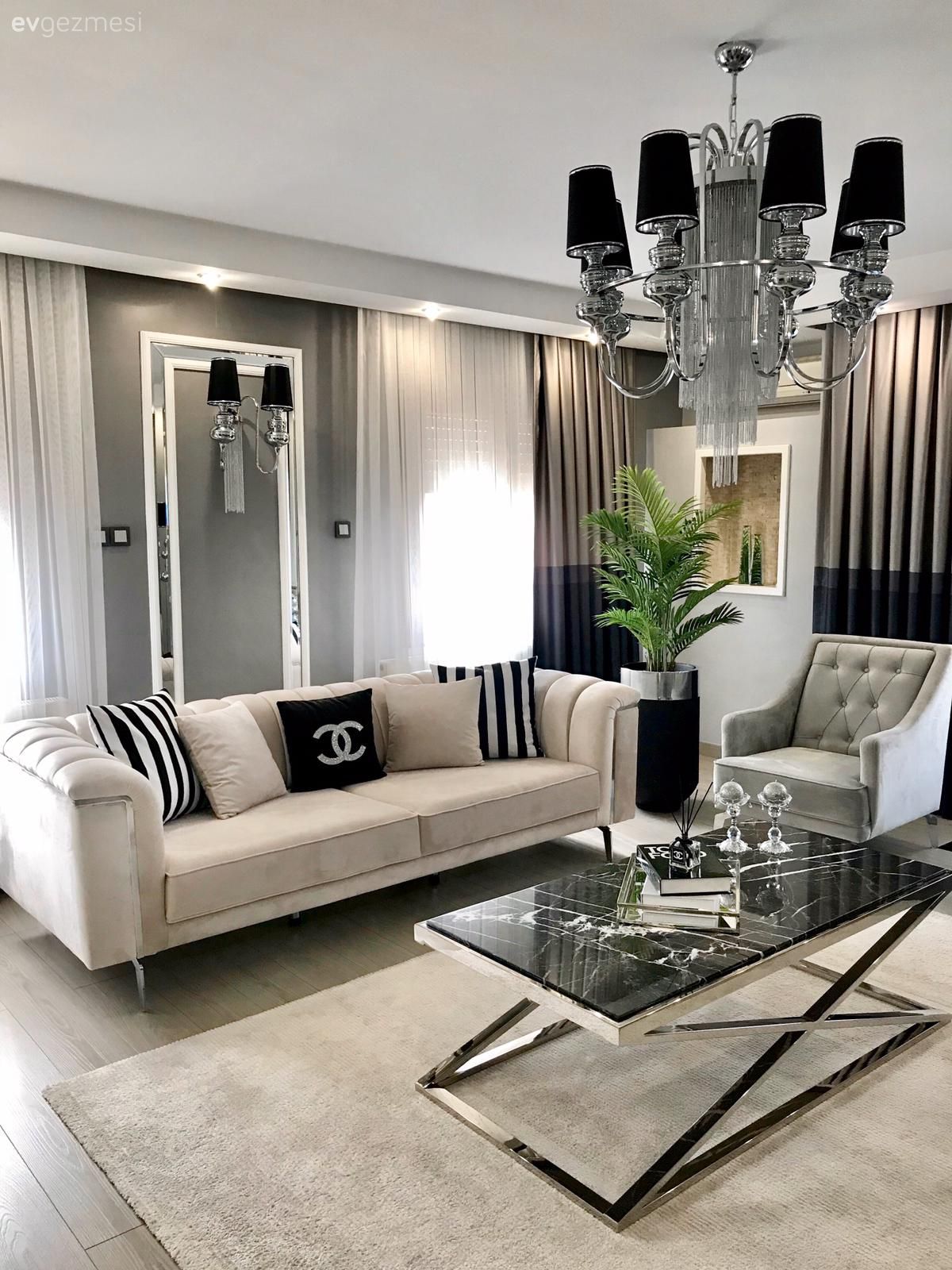 Salon, Modern, Art deko, Beyaz, Siyah, Gri, Koltuk takımı, Berjer, Fon perde, Perde, Tül perde, Kırlent, Ev tekstili, Çizgili desen, Desenler, Aplik, Aydınlatma, Gri duvar, Ayna, Vazo, Ev Aksesuar, Saksı, Ev bitkisi, Orta sehpa, Sehpa, Sehpa üstü aksesuarı, Halı, Salon halısı
