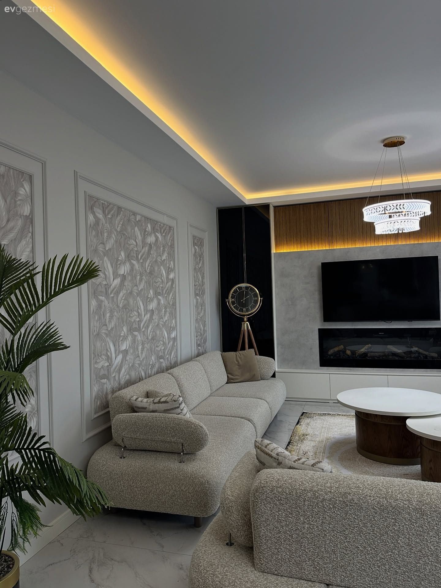 Salon, Modern, Beyaz, Bej, Krem, Tv ünitesi, Tv ünitesi aksesuarları, Ev Aksesuar, Duvar dekorasyonu, Orta sehpa, Sehpa, Koltuk takımı, Halı, Salon halısı, Avize, Aydınlatma, Salon avizesi, Ev bitkisi