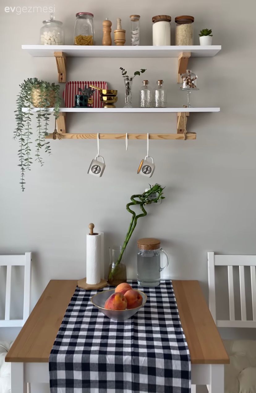 Beyaz, Mutfak, Mutfak masası, Mutfak rafı, Sandalye, Pötikare kumaş, Ev tekstili