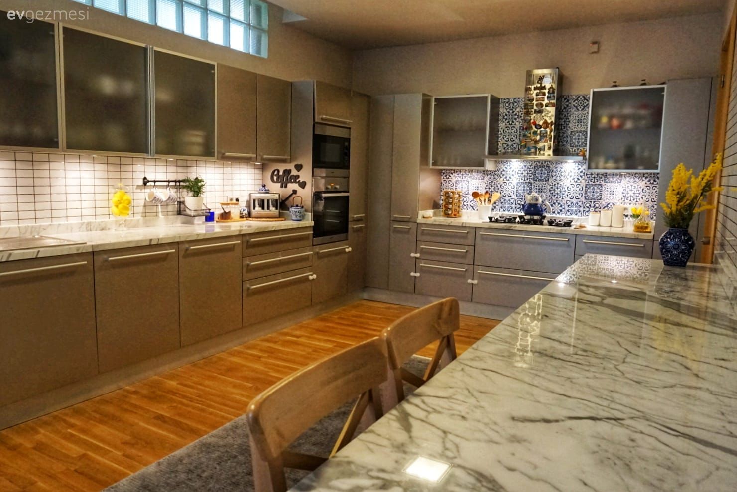 Mutfak, Gri, Beyaz, Mavi, U-tipi mutfak, Mutfak tezgahı, Mutfak tezgah arası, Parke, Tezgah arası seramik, Mermer, Mutfak masası, Sandalye, Büyük mutfak, Mutfak halısı, Mutfak aksesuarları, Çiçekler