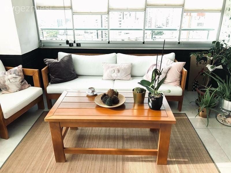 Bu Adana Mutfağında Gri ve Siyahın Uyumuna Kırmızı Vurgusu Katılmış!