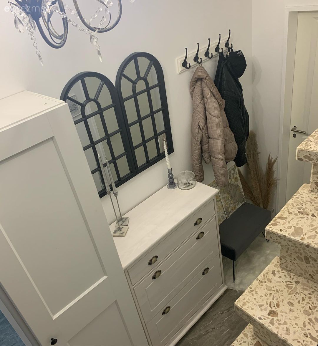 Dubleks evler, Antre, Vestiyer, Pencere duvar dekoru, Duvar dekorasyonu, Beyaz, Siyah