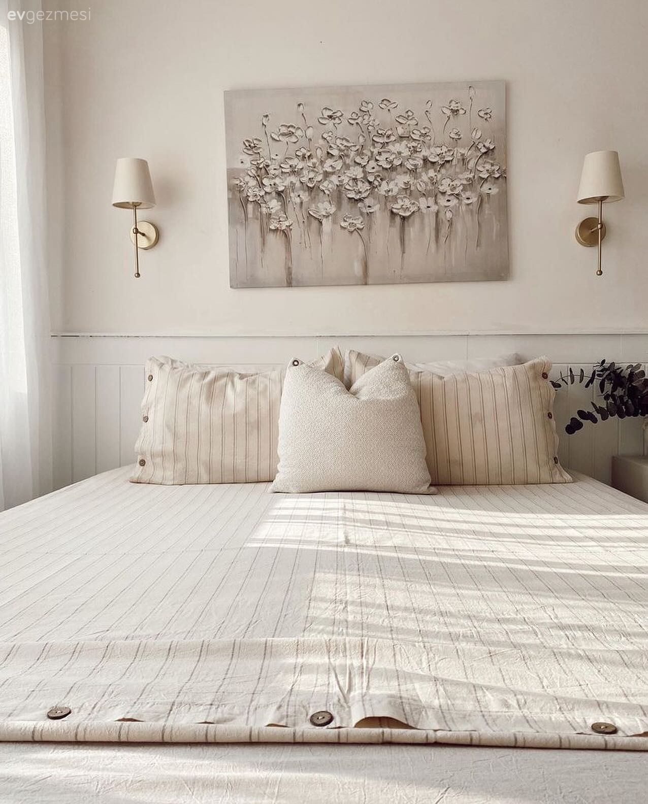 Yatak Odası, Beyaz, Krem, Yatak başlığı, Komodin, Aplik, Aydınlatma, Yatak örtüsü, Tül perde, Perde, Kırlent, Ev tekstili