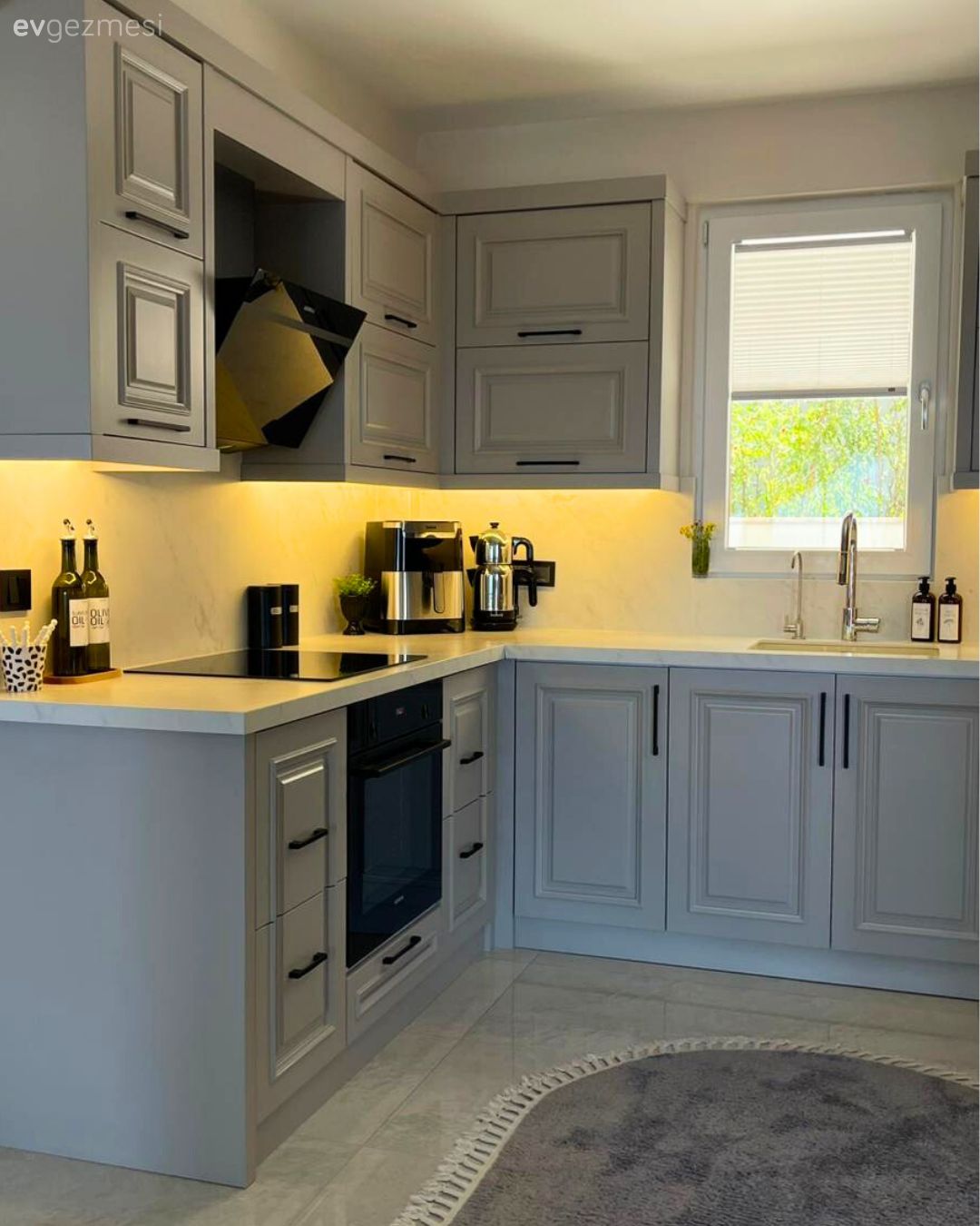 Mutfak, Gri, Bej, Beyaz, Mutfak tezgahı, Mutfak tezgah arası, Tezgah arası seramik, Ankastre, Davlumbaz, Kapı , Mutfak zemin seramikleri, Pencere önü eviye, Eviye , Halı, Oval halı