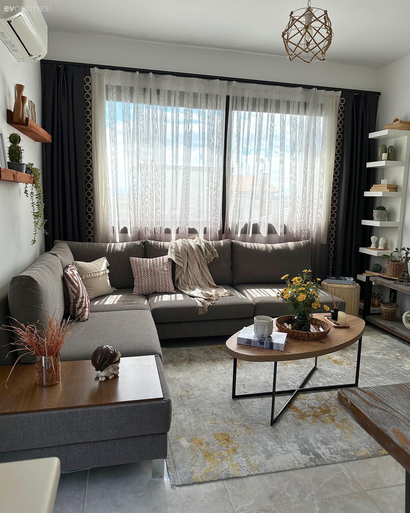 Salon, Bohem Dekorasyon, Gri, Ahşap Mobilya, Köşe koltuk, Koltuk takımı, Kırlent, Ev tekstili, Fon perde, Perde, Tül perde, Halı, Salon halısı, Duvar rafı, Duvar dekorasyonu, Orta sehpa, Sehpa