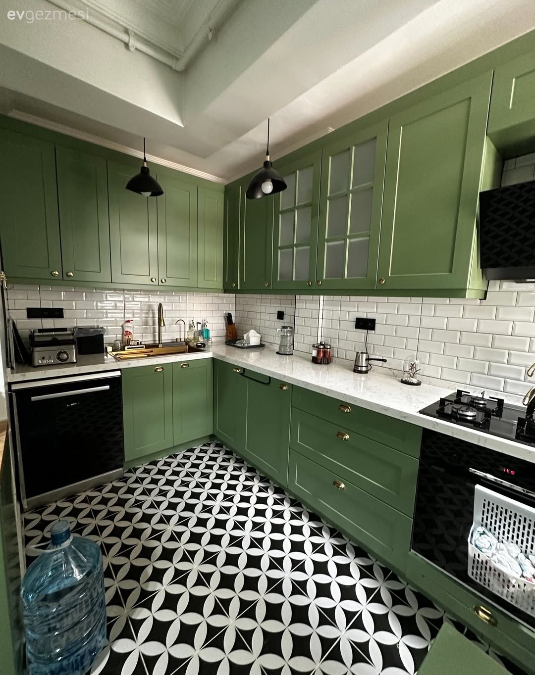 Yeşil Dolaplı Bu Mutfakta Dikkat Çekmeyi Seven Çok Detay Var