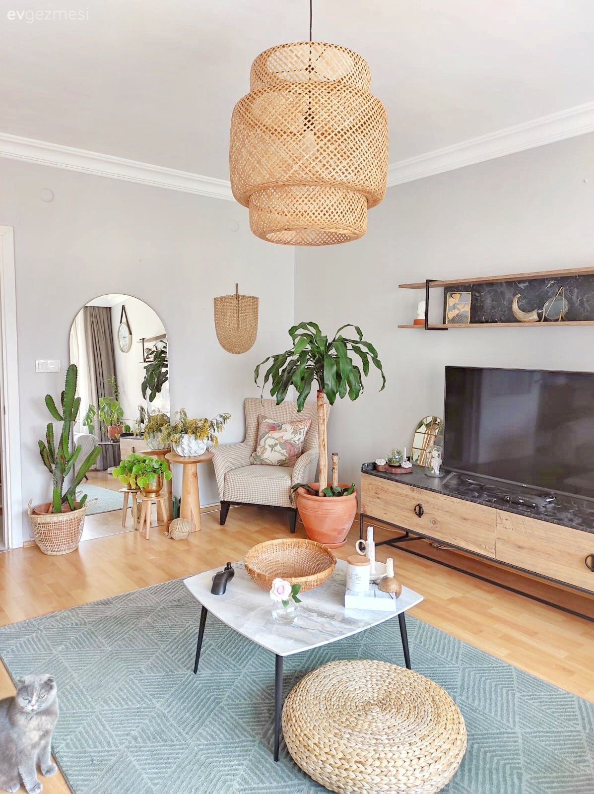 Salon, Bohem Dekorasyon, Gri, Siyah, Beyaz, Kırlent, Ev tekstili, Koltuk takımı, Parke, Orta sehpa, Sehpa, Ev bitkisi, Hasır, Tv ünitesi, Tv ünitesi aksesuarları, Ev Aksesuar, Halı, Salon halısı, Yuvarlak ayna, Dekoratif ayna, Hasır puf