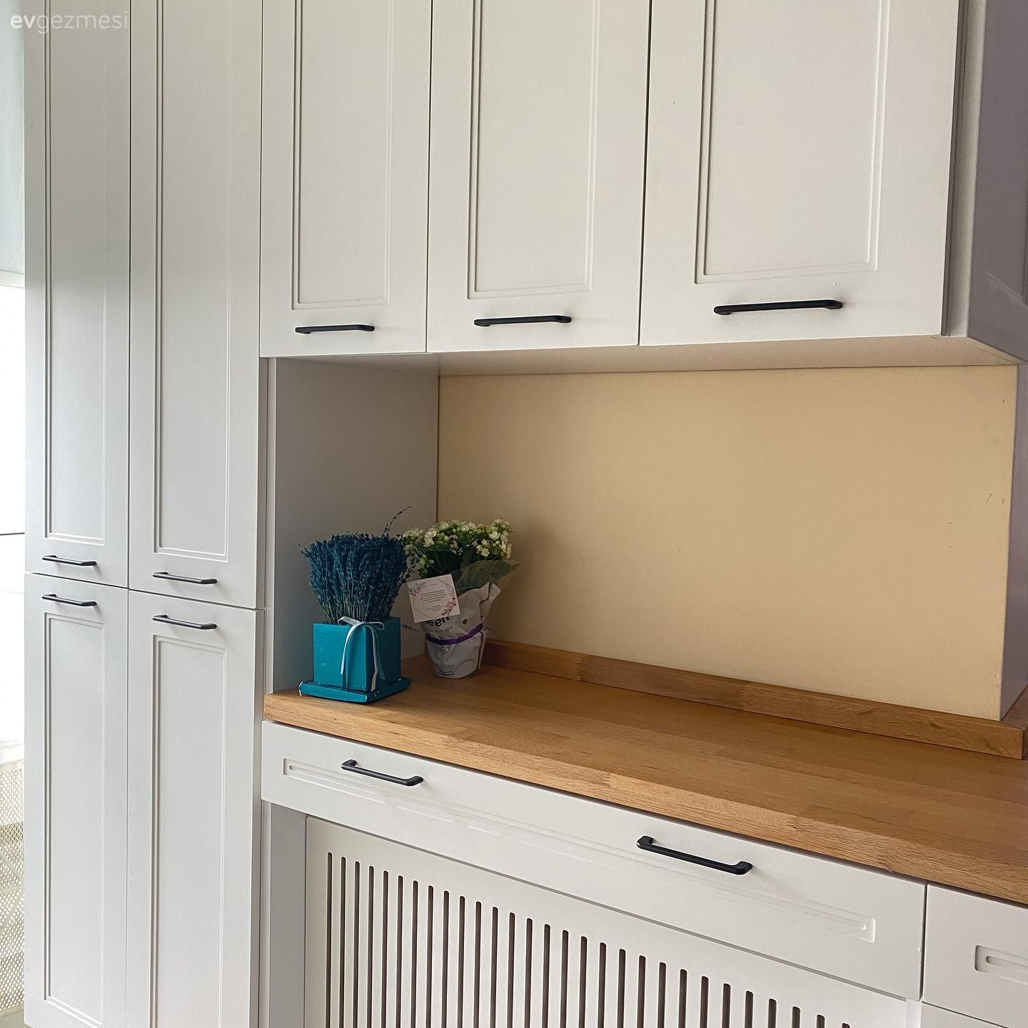Beyaz, Beyaz ve ahşap mutfak, Mutfak, Ahşap mutfak tezgahı, Mutfak tezgahı, Shaker kapaklı dolaplar, Ekstra mutfak dolabı, Kahve köşesi