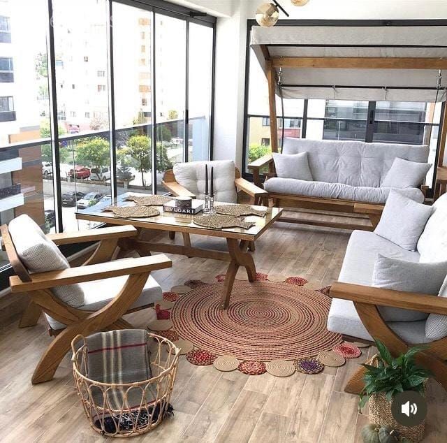 Balkon, Beyaz, Ahşap Mobilya, Kapalı balkon, Balkon halısı, Balkon masası, Saksı, Kırlent, Ev tekstili, Salıncak