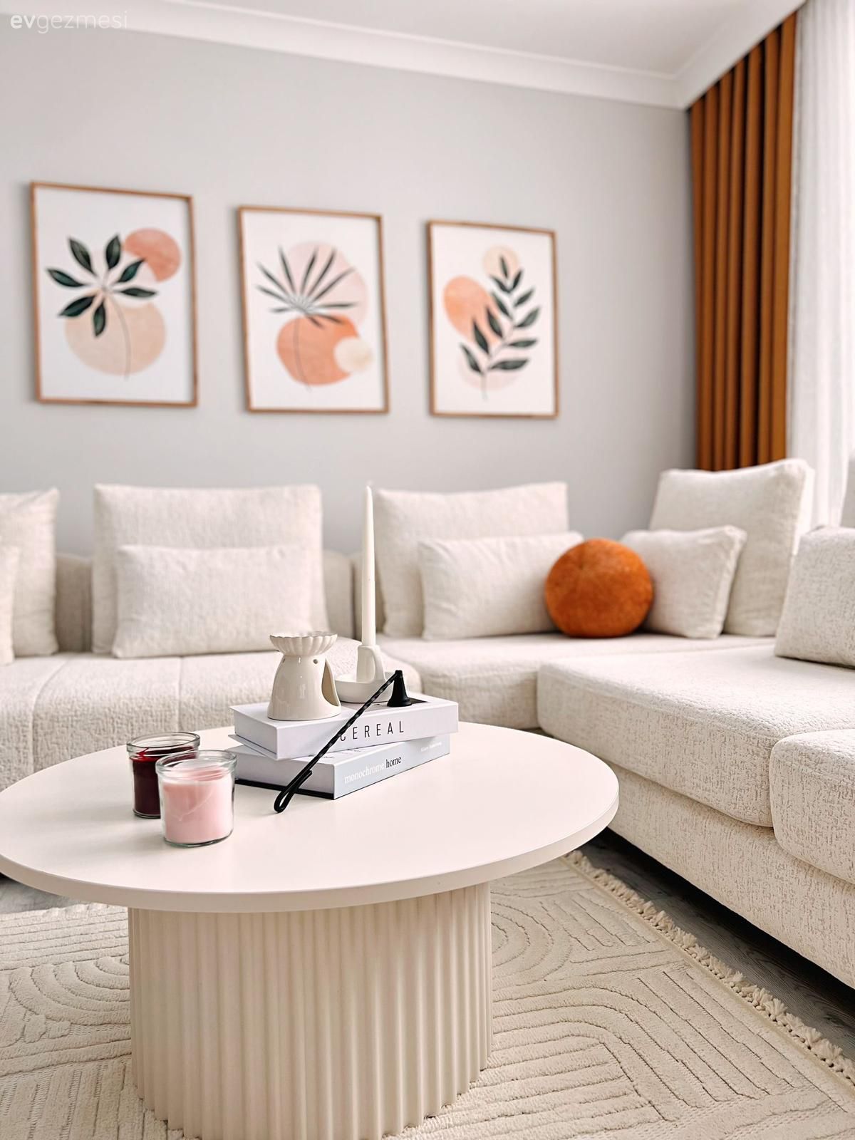 Salon, İskandinav, Beyaz, Hardal, Köşe koltuk, Koltuk takımı, Fon perde, Perde, Tül perde, Kırlent, Ev tekstili, Orta sehpa, Sehpa, Halı, Duvar dekorasyonu