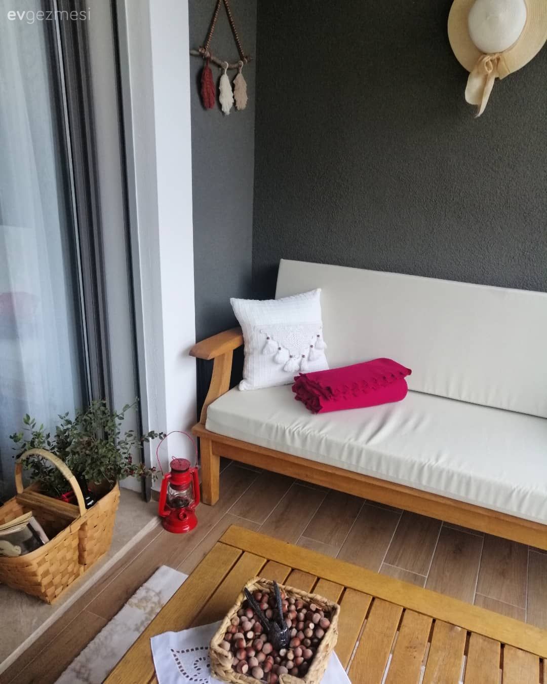 Antrasit duvar, Beyaz, Ahşap Mobilya, Kırmızı