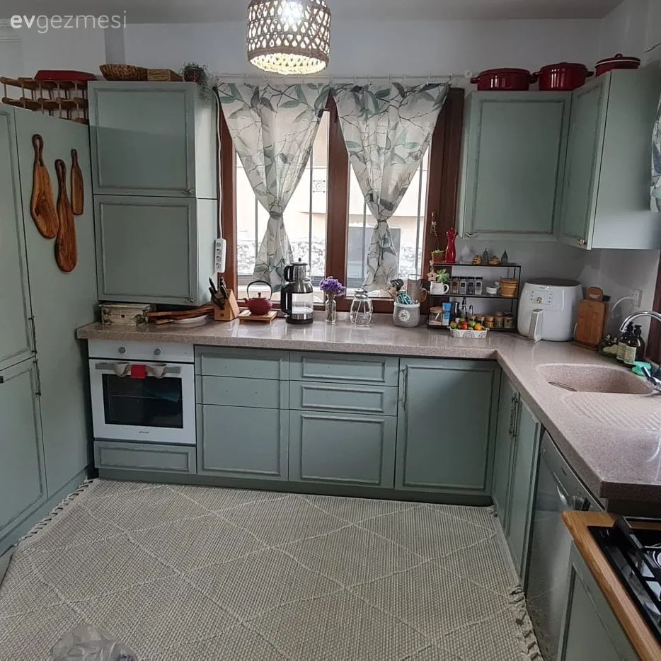 Öncesi&Sonrası: Mint Yeşiline Dönen Bu Mutfağın Kulpları İlgi Çekici!