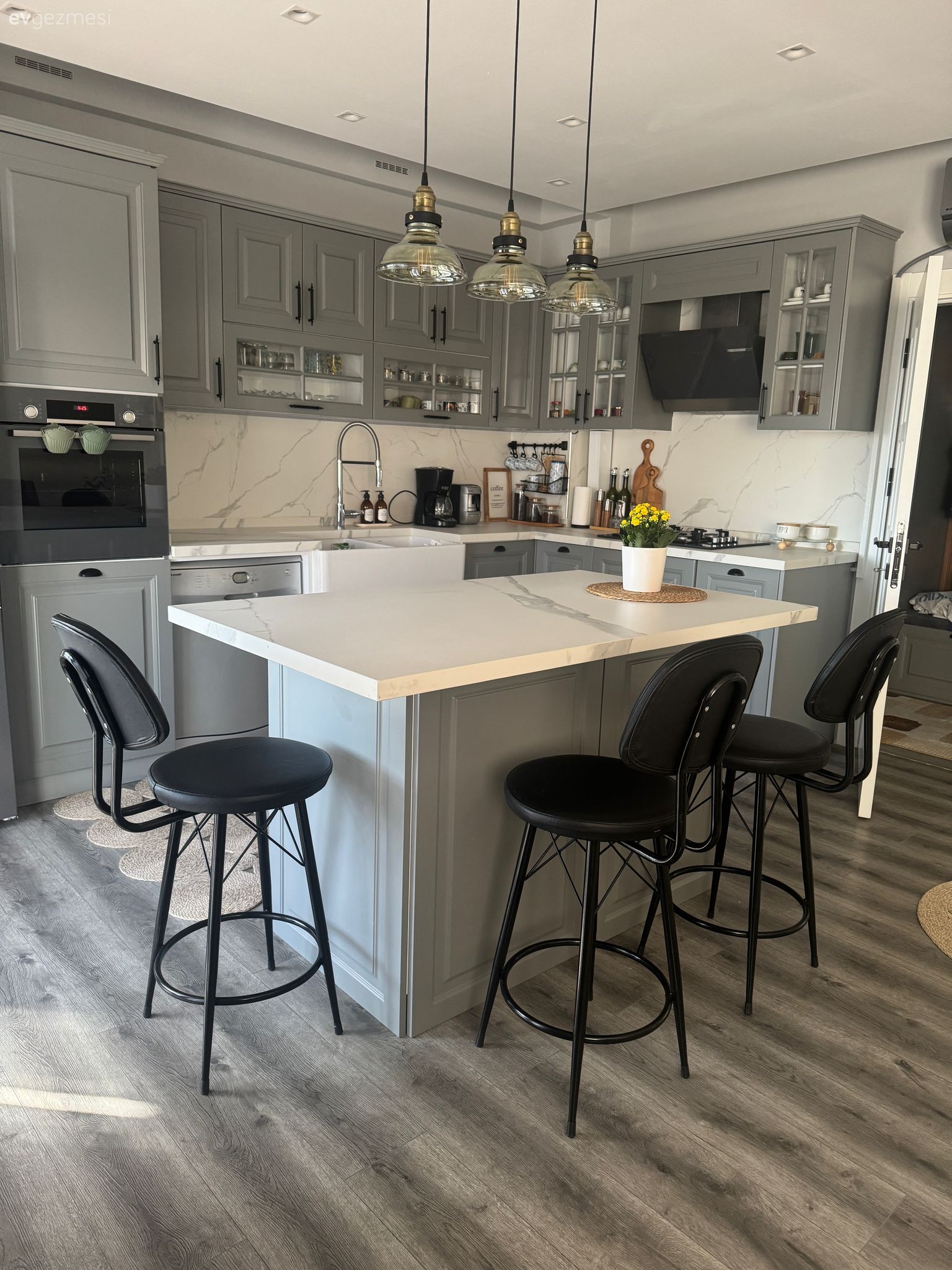 Açık Mutfaklı Bu Uşak Evi Samimi Sohbetlere de Açık