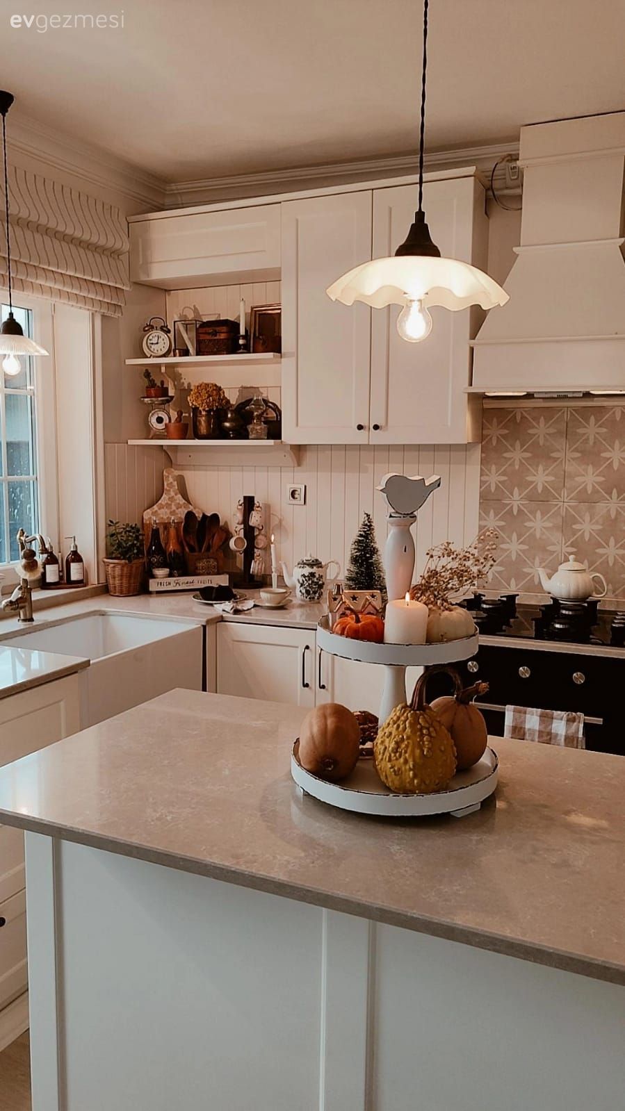 Mutfak, Beyaz, Mutfak tezgahı, Mutfak tezgah arası, Tezgah arası seramik, Davlumbaz, Mutfak Avize Modelleri, Mutfak perdesi, Mutfak aksesuarları