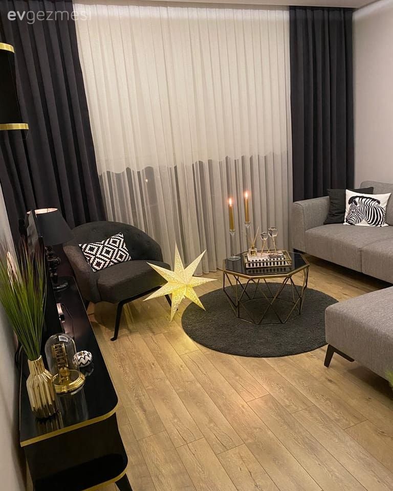 Oturma Odası, Gri, Siyah, Altın, Köşe koltuk, Koltuk takımı, Yuvarlak halı, Halı, Orta sehpa, Sehpa, Metal ayaklı sehpa, Kırlent, Ev tekstili, Tablo, Duvar dekorasyonu, Tv ünitesi, Tv ünitesi aksesuarları, Ev Aksesuar, Abajur, Aydınlatma, Vazo, Fon perde, Perde, Dekoratif Objeler, Berjer, Şamdan