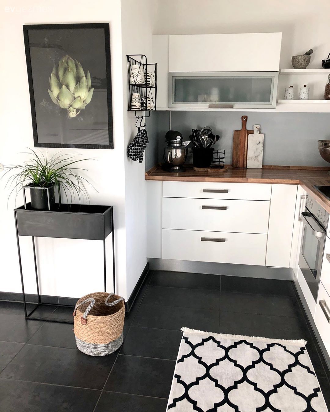 Beyaz Bir Mutfak Monoton Görüntüden Nasıl Kurtulur?