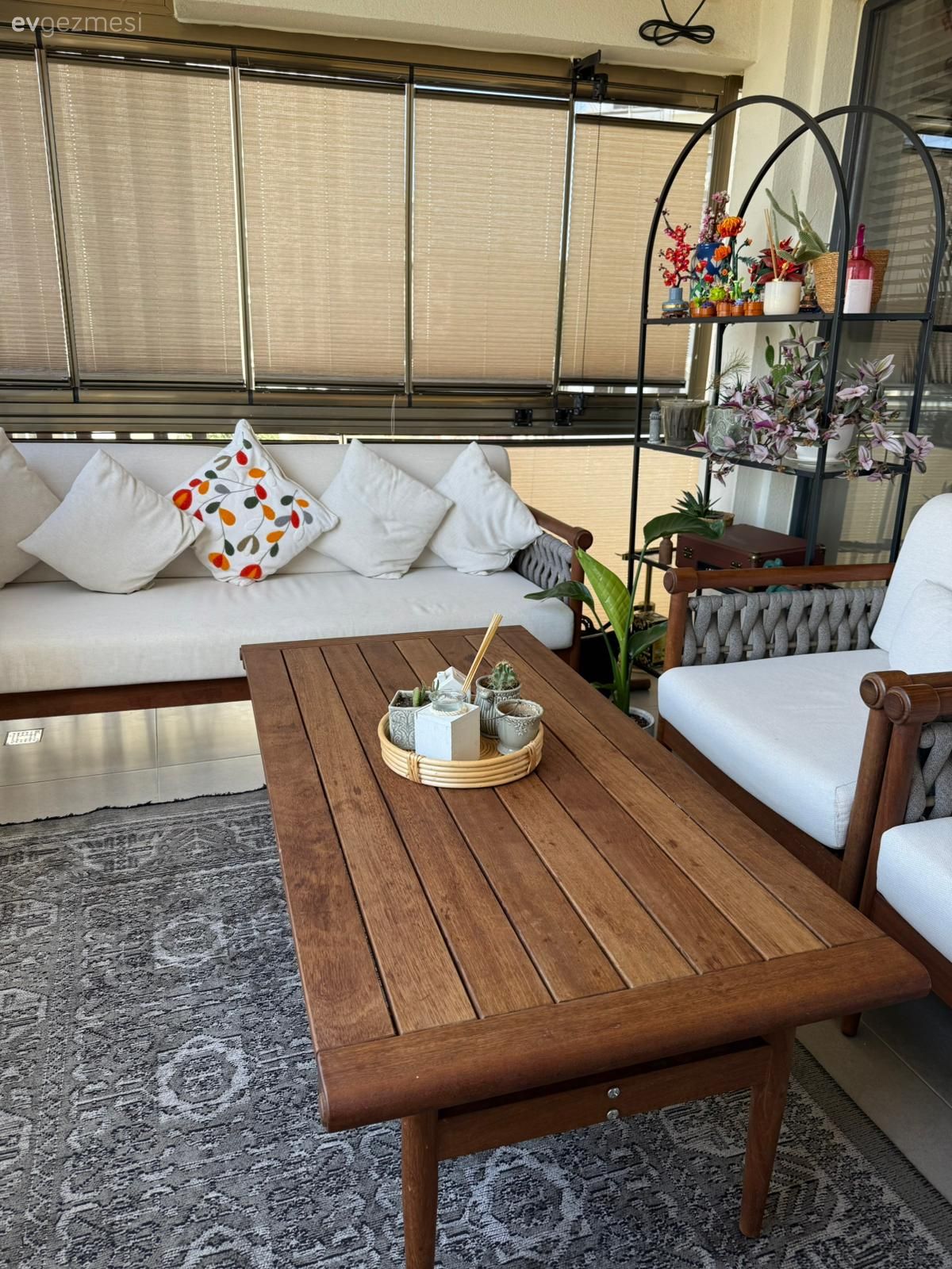 Penceresi Bol Bu Evde Sadelik ve Işıltıya Eşit Oranda Yer Var