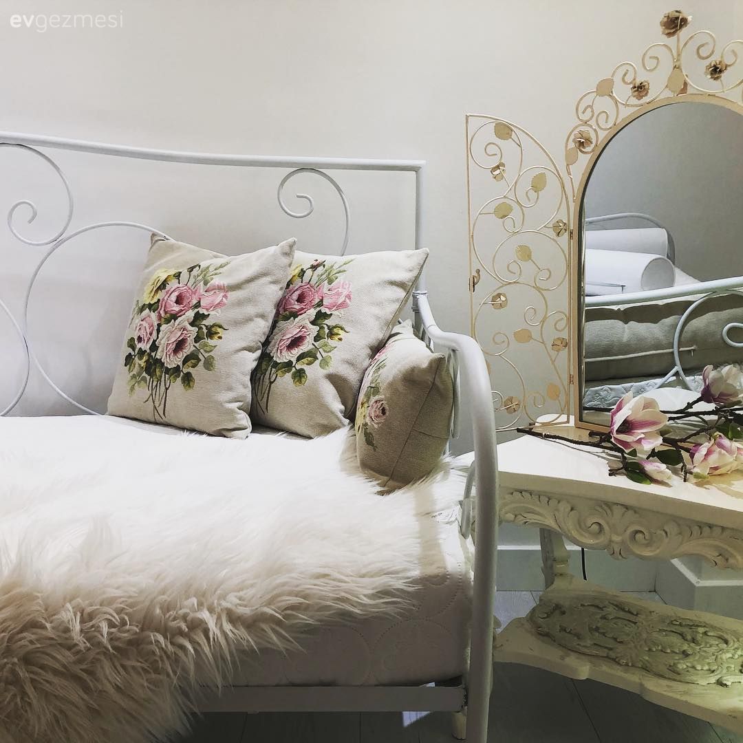 Ferforje, Post halı, Çiçekli desen, Yapay çiçekler, Dekoratif ayna, Sedir