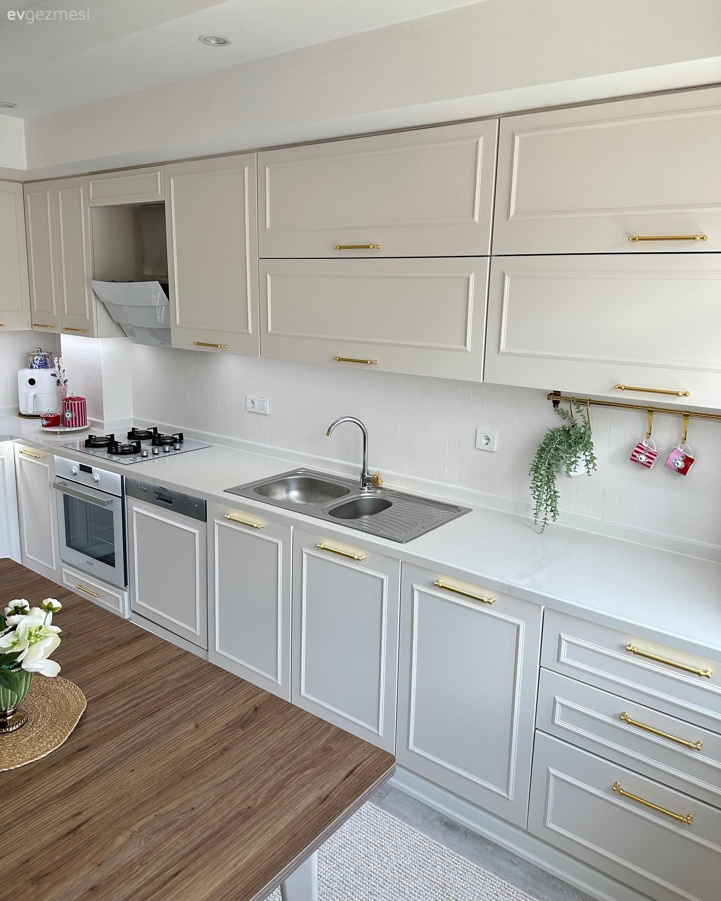 Ucuzdan Pahalıya: Mutfak Tezgahı Yenilemenin Farklı Yolları ve Maliyeti