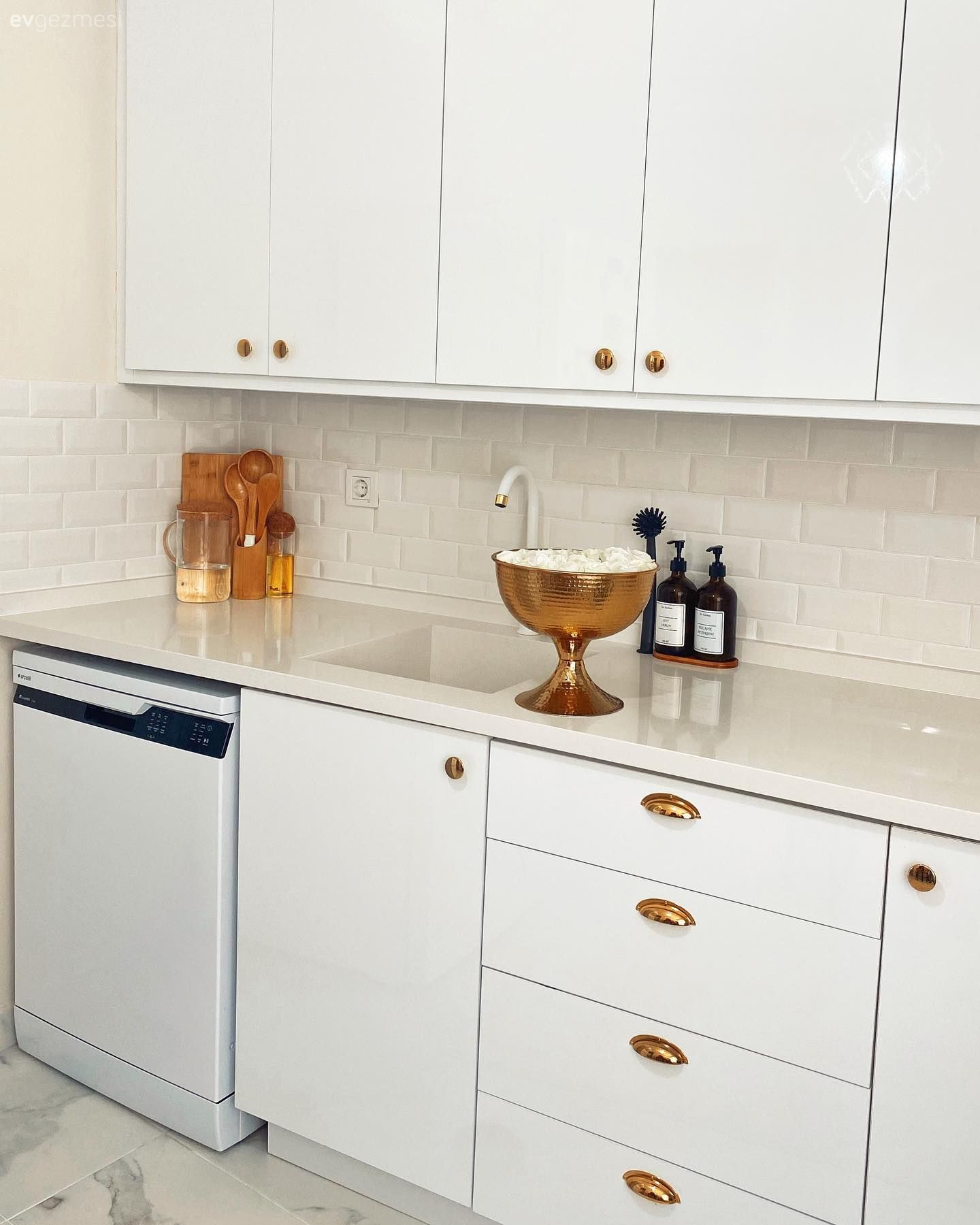 Mutfak, Beyaz, Mutfak tezgahı, Mutfak tezgah arası, Tezgah arası seramik, Metro seramik, Seramik, Davlumbaz, Ankastre, Mutfak aksesuarları