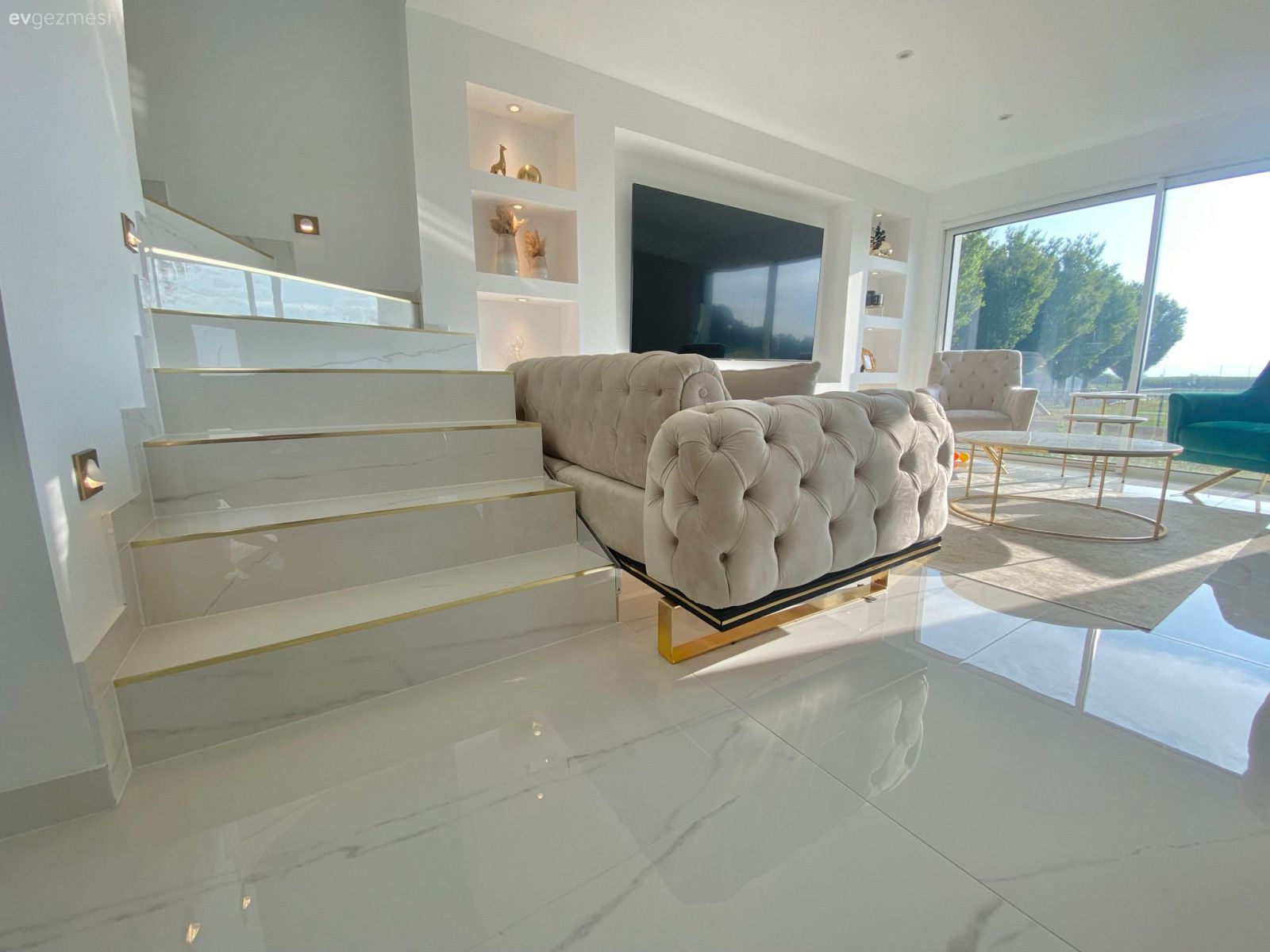 Tv ünitesi, Beyaz, Tv ünitesi aksesuarları, Ev Aksesuar, Bej, Cam orta sehpa, Orta sehpa, Duvar Nişleri, Modern chesterfield, Zemin seramikleri, Merdiven, Dubleks evler