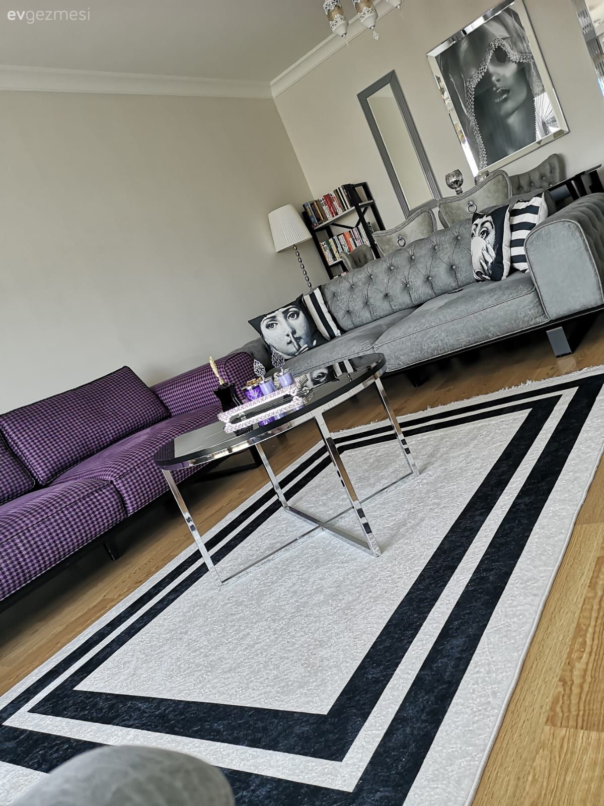 Salon, Modern, Gri, Mor, Beyaz, Siyah, Modern chesterfield, Berjer, Çizgili desen, Desenler, Koltuk takımı, Fon perde, Perde, Tül perde, Yuvarlak sehpa, Sehpa, Metal ayaklı sehpa, Kırlent, Ev tekstili, Avize, Aydınlatma, Halı, Salon halısı, Parke