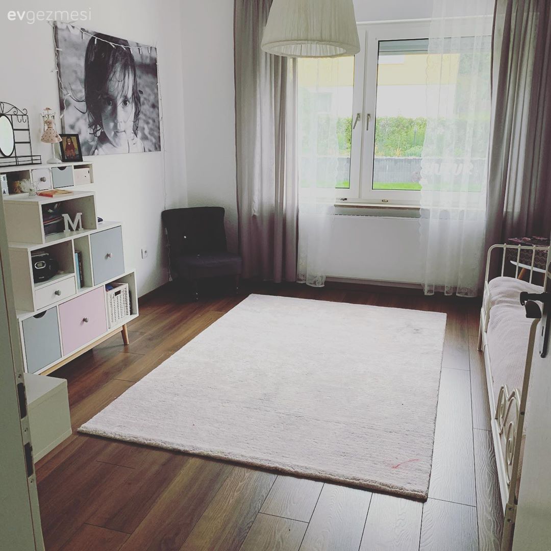 Çocuk Odası, Beyaz, Halı, Çocuk odası halısı, Tül perde, Perde, Berjer, Kitaplık, Duvar dekorasyonu