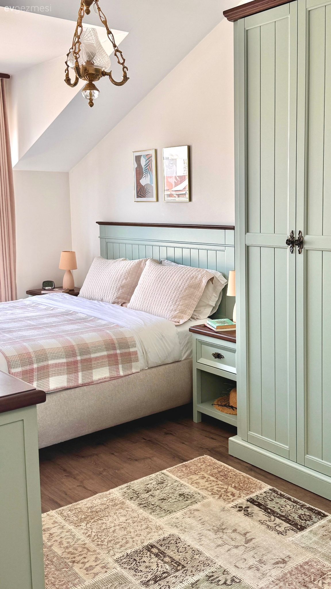 Gardrop, Yatak Odası, Yatak başlığı, Halı, Salon halısı, Avize, Aydınlatma, Yatak odası avizesi, Yatak örtüsü, Mint yeşil
